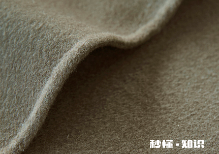 大衣是澳毛的好还是羊绒的好 澳毛大衣和双面羊绒大衣哪个暖和