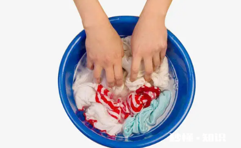 衣服非要洗到没泡沫吗 衣服上泡沫没洗干净有事吗