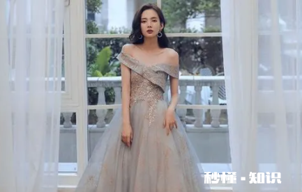 一字肩衣服怎么防止往下掉 穿一字领怎么处理内衣肩带