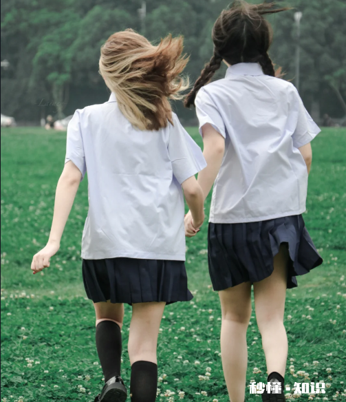 泰国校服是白色还是紫色的 泰国校服上的字母刺绣是什么意思