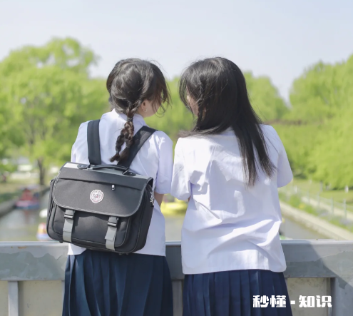 泰国校服是白色还是紫色的 泰国校服上的字母刺绣是什么意思