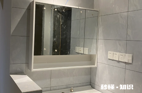 镜柜有灯还需要装镜前灯吗 镜柜有背板好还是没背板好