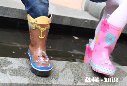 防雨胶鞋什么材质好 雨鞋材质pvc和橡胶的区别