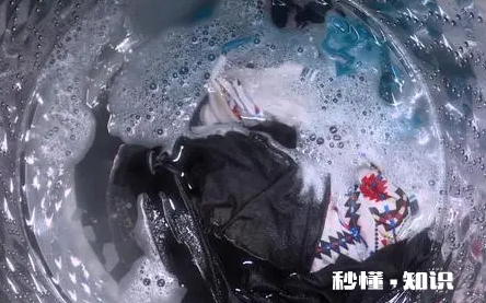 白衣服发黄怎么洗可以变白 白衣服发黄84洗得掉吗