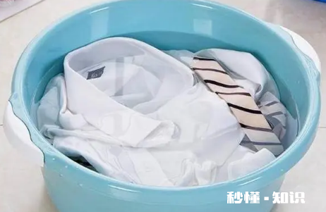 白衣服发黄怎么洗可以变白 白衣服发黄84洗得掉吗