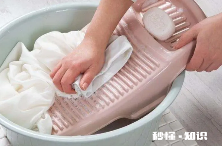 白衣服发黄怎么洗可以变白 白衣服发黄84洗得掉吗