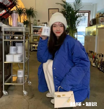 克莱因蓝是不是宝蓝色 克莱因蓝和宝蓝色哪个更显白