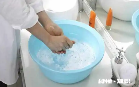 晚上洗的衣服第二天晾会臭吗 晚上洗的衣服第二天晾有细菌吗