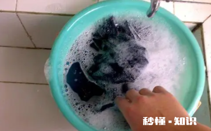 裤子褪色怎么恢复原色 裤子严重褪色还能穿吗