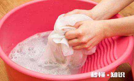 衣服上粉底液用什么洗效果好 衣服上的粉底已经干了怎么洗掉