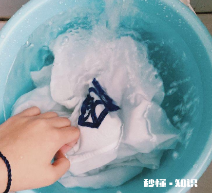 衣服上粉底液用什么洗效果好 衣服上的粉底已经干了怎么洗掉