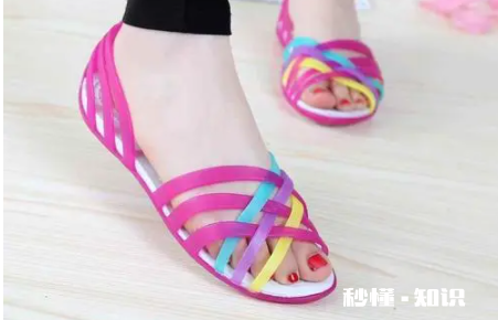 塑料凉鞋脏了用什么东西可以洗干净 塑料凉鞋怎么刷干净