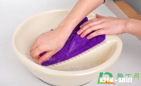 锅底黑垢弄到衣服上怎么去除 衣服碰到黑色锅灰怎么洗掉