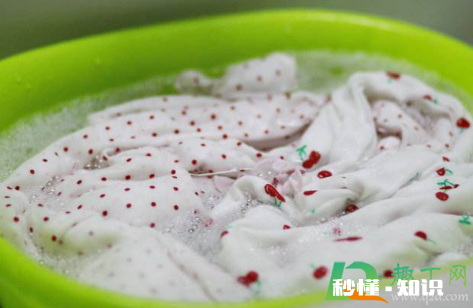 锅底黑垢弄到衣服上怎么去除 衣服碰到黑色锅灰怎么洗掉