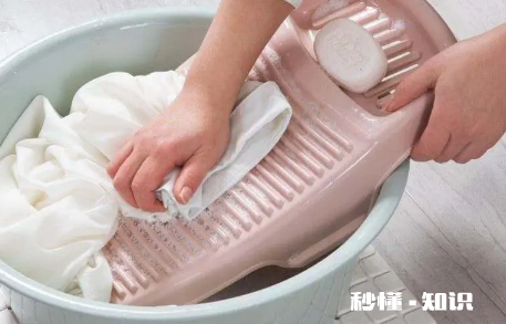 衣服上有油渍怎么清洗最有效 衣服上有油渍洗过一次没洗掉咋办