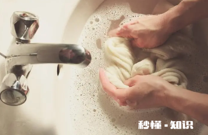 衣服上有油渍怎么清洗最有效 衣服上有油渍洗过一次没洗掉咋办