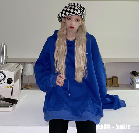 克莱因蓝卫衣显白吗 克莱因蓝卫衣配什么颜色马甲好看
