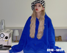 克莱因蓝卫衣显白吗 克莱因蓝卫衣配什么颜色马甲好看