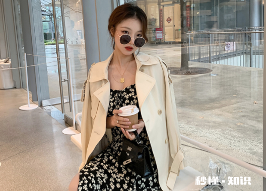 新买的风衣有味道是质量问题吗 新买的风衣外套穿前洗吗