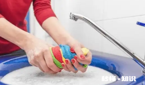 洗完衣服必须马上晾吗 衣服晾好多天需要重新洗吗