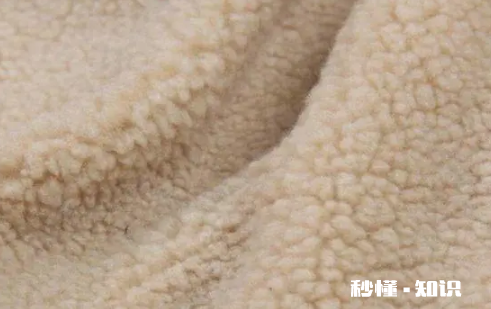 摇粒绒是不是越宽松越好看 摇粒绒买大的还是小的