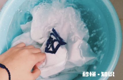 衣服上黑胡椒酱怎么去除 衣服上的酱汁时间长能洗掉么