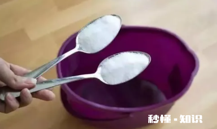 新衣服泡盐水要多少盐 新衣服用盐水泡了还要用洗衣液吗