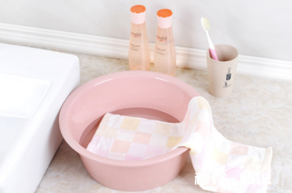 衣服洗了硬邦邦的怎么弄 衣服洗了硬是没有清干净吗