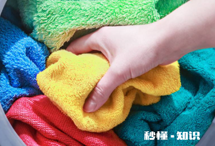 衣服洗了硬邦邦的怎么弄 衣服洗了硬是没有清干净吗