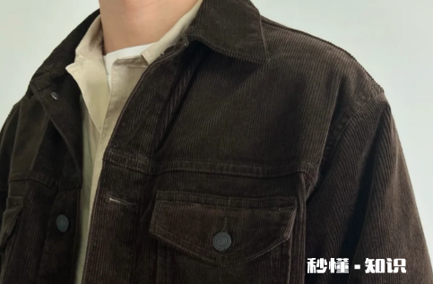 今年流行灯芯绒外套吗2022 灯芯绒买大还是买小
