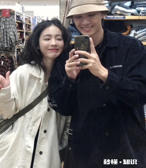 今年流行灯芯绒外套吗2022 灯芯绒买大还是买小