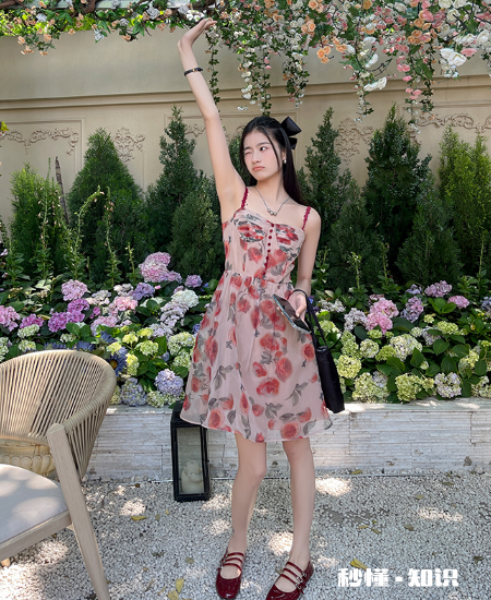 吊带裙穿什么内衣合适 吊带裙里面的内衣怎么穿