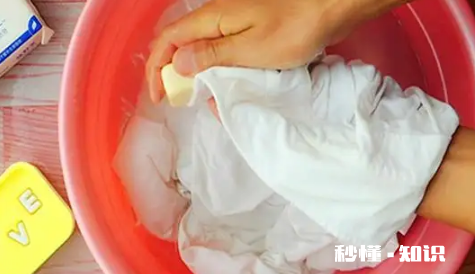 洗衣液放多了对皮肤有伤害吗 怎么判断洗衣液冲干净了没有