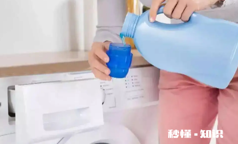 洗衣液放多了对皮肤有伤害吗 怎么判断洗衣液冲干净了没有