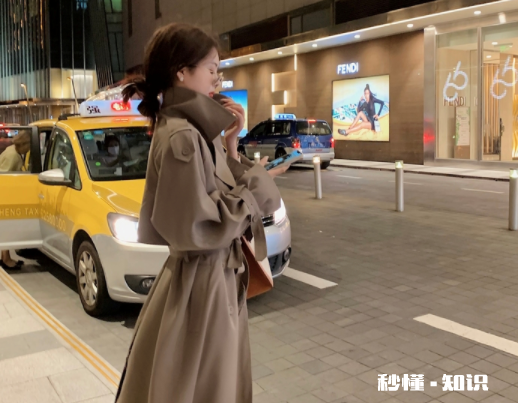 风衣染色怎么洗掉 风衣染色用什么洗洗的干净