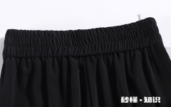 黑色裤子很多粘白色的东西是什么 黑裤子有白胶怎么洗都洗不掉