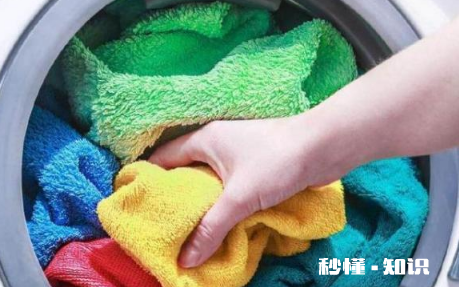 长时间存放的衣服能直接穿吗 存放很久的衣服褪色了用什么东西洗