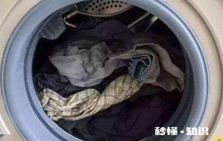 长时间存放的衣服能直接穿吗 存放很久的衣服褪色了用什么东西洗