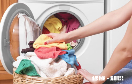 长时间存放的衣服能直接穿吗 存放很久的衣服褪色了用什么东西洗