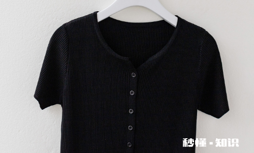 为什么黑色短袖上面老是有浮毛 黑色短袖上面有毛怎么解决