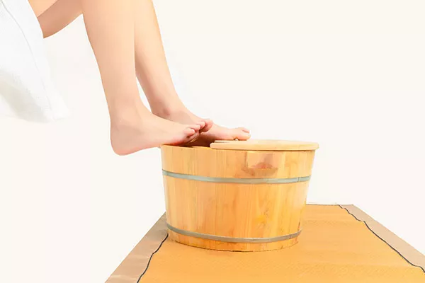 盐水泡脚的禁忌 盐水泡脚需要注意什么