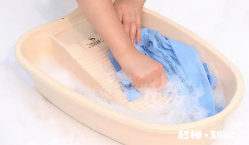 衣服可以囤两三天再洗吗 衣服放三天再洗会不会怎么样