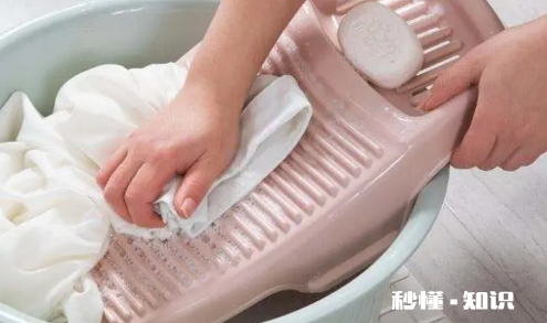 衣服可以囤两三天再洗吗 衣服放三天再洗会不会怎么样