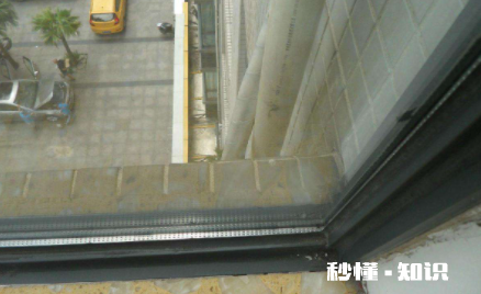 窗户打了玻璃胶多久能开窗 窗户打玻璃胶打外面还是里面