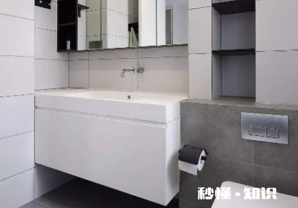 玻璃柜怎么擦干净 玻璃浴室柜上的污渍怎么去除