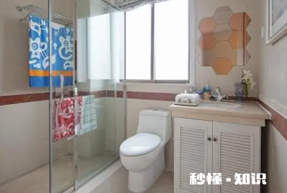 玻璃柜怎么擦干净 玻璃浴室柜上的污渍怎么去除