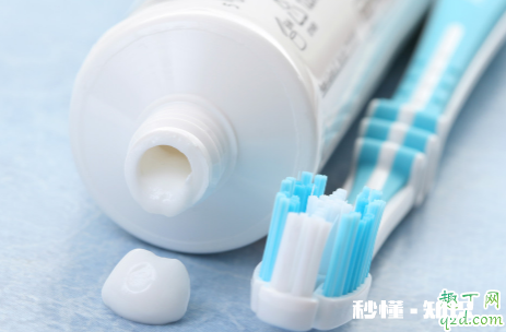 牙膏涂手腕会发烧吗 牙膏挤在手腕上使劲抓会怎样