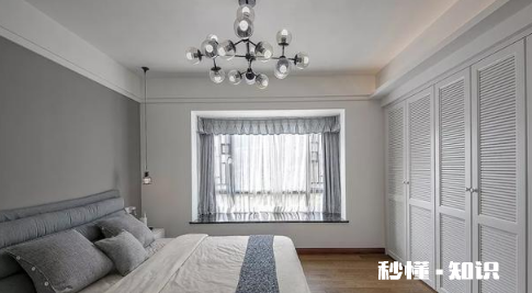 为什么床不能对着衣柜 卧室柜子门对着床有什么说法吗