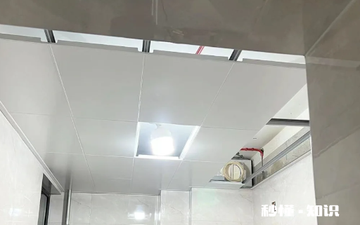 热水器安装是在吊顶前安装还是之后 热水器一半在吊顶里好吗