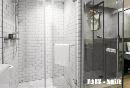 浴室玻璃陈年水渍怎么消除 怎样防止浴室玻璃上的水垢